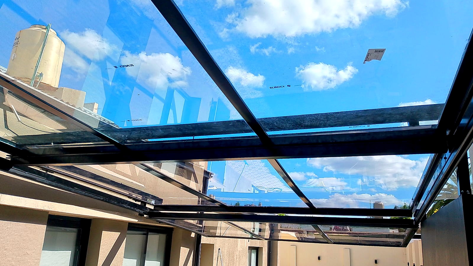 Pérgola con techo de vidrio